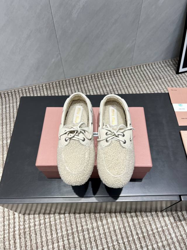出厂： 独家顶级版本 缪缪Miumiu2025Vs早秋最新爆款系列 圆头绑带平底毛鞋 来自Miu Miu系列的细节特写 新季的潮流要素 ，与此刻挚爱的概念，多元