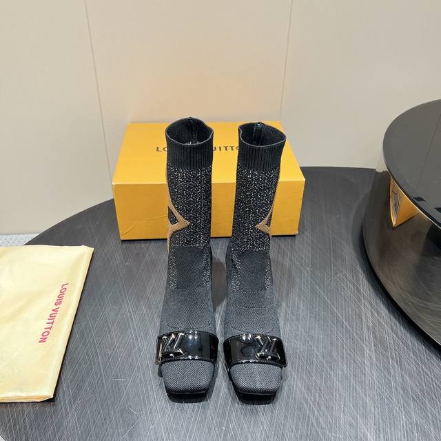 出厂: 独家顶级版本 Lv2025Vs秋冬新款时装靴系列 方头粗跟长靴 Silhouette 踝靴在本季以超柔软小牛皮重新演绎 系在领口上的条带赋予其极具女人味