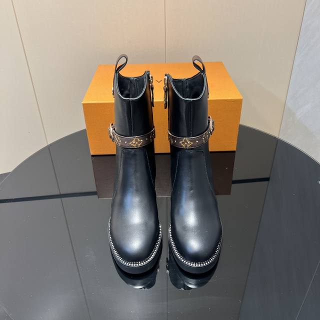 出厂: 独家顶级版本 Lv驴家2025Vs早秋新款时装靴系列 圆头拉链中跟短靴 Silhouette 踝靴在本季以超柔软小牛皮重新演绎 系在领口上的条带赋予其极