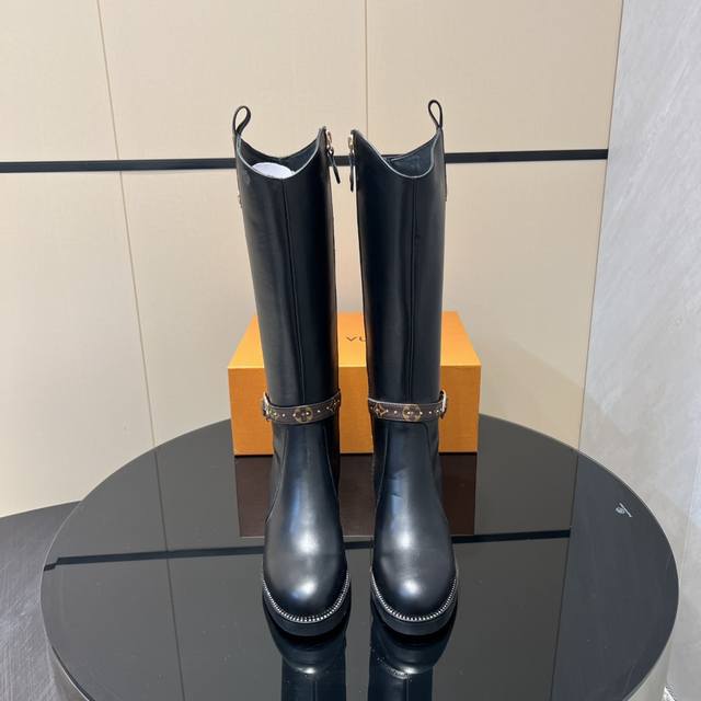 出厂: 独家顶级版本 Lv驴家2025Vs早秋新款时装靴系列 圆头拉链中跟长靴 Silhouette 踝靴在本季以超柔软小牛皮重新演绎 系在领口上的条带赋予其极