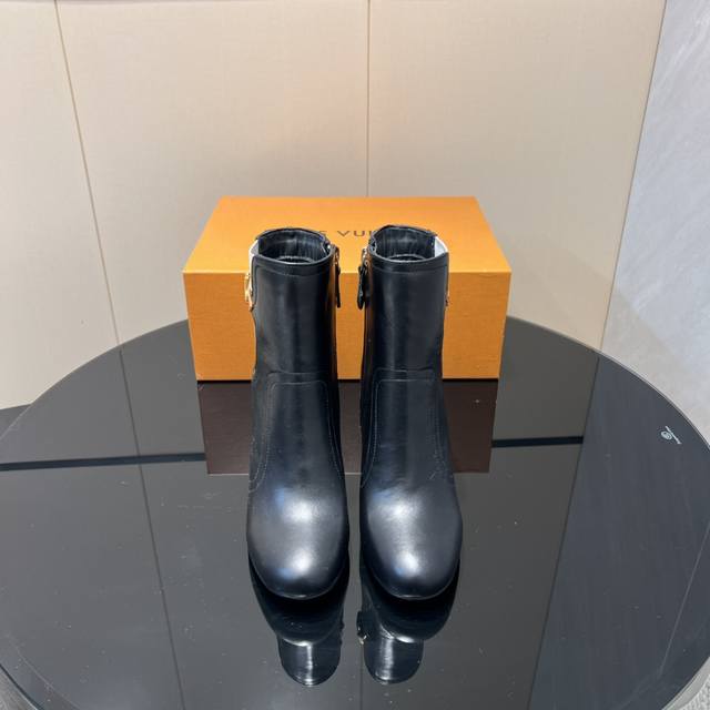 出厂: 独家顶级版本 Lv驴家2025Vs早秋新款时装靴系列 圆头拉链高跟短靴 Silhouette 踝靴在本季以超柔软小牛皮重新演绎 系在领口上的条带赋予其极