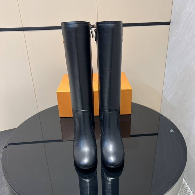 出厂: 独家顶级版本 Lv驴家2025Vs早秋新款时装靴系列 圆头拉链高跟长靴 Silhouette 踝靴在本季以超柔软小牛皮重新演绎 系在领口上的条带赋予其极