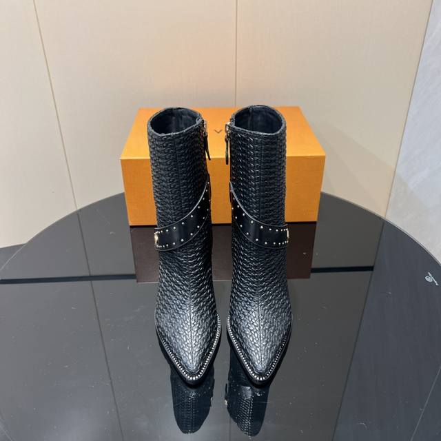 出厂: 独家顶级版本 Lv驴家2025Vs早秋新款时装靴系列 尖头拉链高跟短靴 Silhouette 踝靴在本季以超柔软小牛皮重新演绎 系在领口上的条带赋予其极