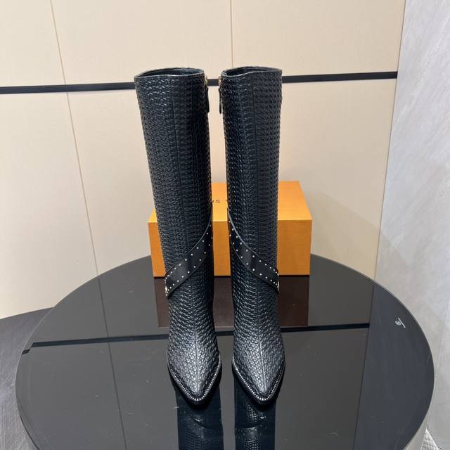 出厂: 独家顶级版本 Lv驴家2025Vs早秋新款时装靴系列 尖头拉链高跟长靴 Silhouette 踝靴在本季以超柔软小牛皮重新演绎 系在领口上的条带赋予其极