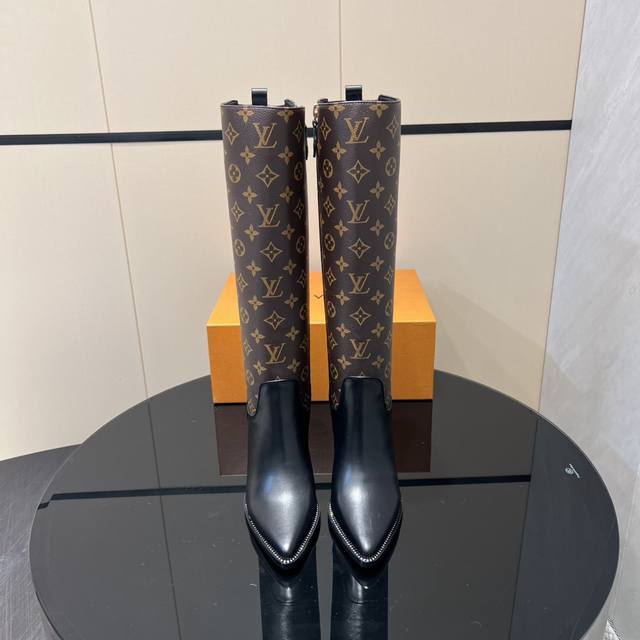 出厂: 独家顶级版本 Lv驴家2025Vs早秋新款时装靴系列 尖头拉链高跟长靴 Silhouette 踝靴在本季以超柔软小牛皮重新演绎 系在领口上的条带赋予其极