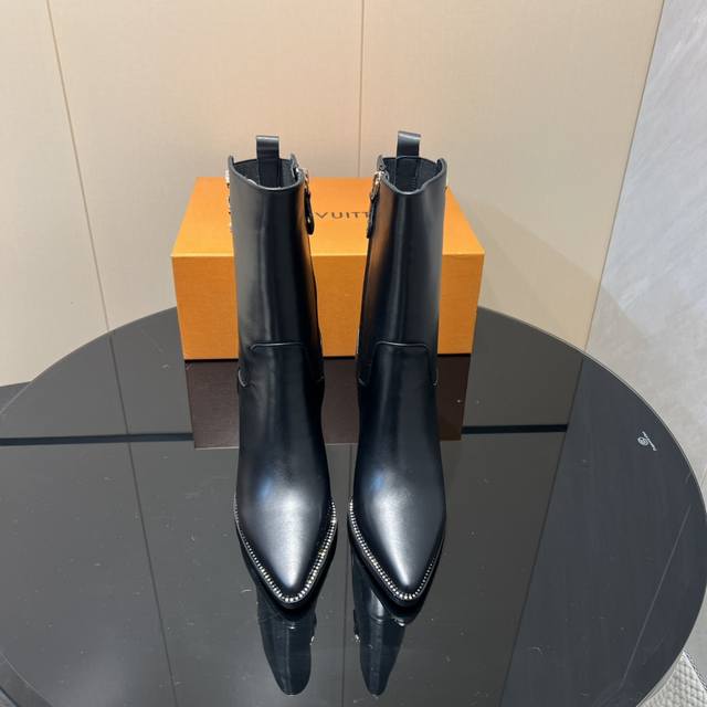 出厂: 独家顶级版本 Lv驴家2025Vs早秋新款时装靴系列 尖头拉链高跟短靴 Silhouette 踝靴在本季以超柔软小牛皮重新演绎 系在领口上的条带赋予其极
