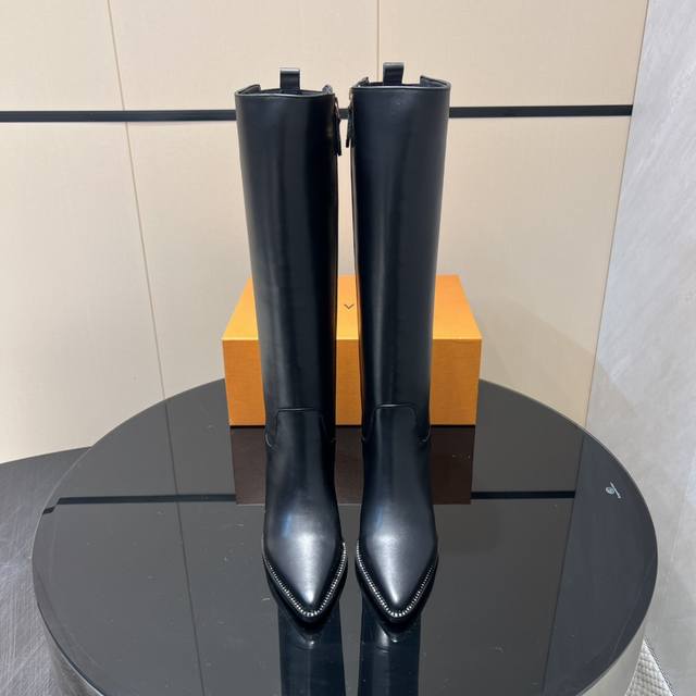 出厂: 独家顶级版本 Lv驴家2025Vs早秋新款时装靴系列 尖头拉链高跟长靴 Silhouette 踝靴在本季以超柔软小牛皮重新演绎 系在领口上的条带赋予其极