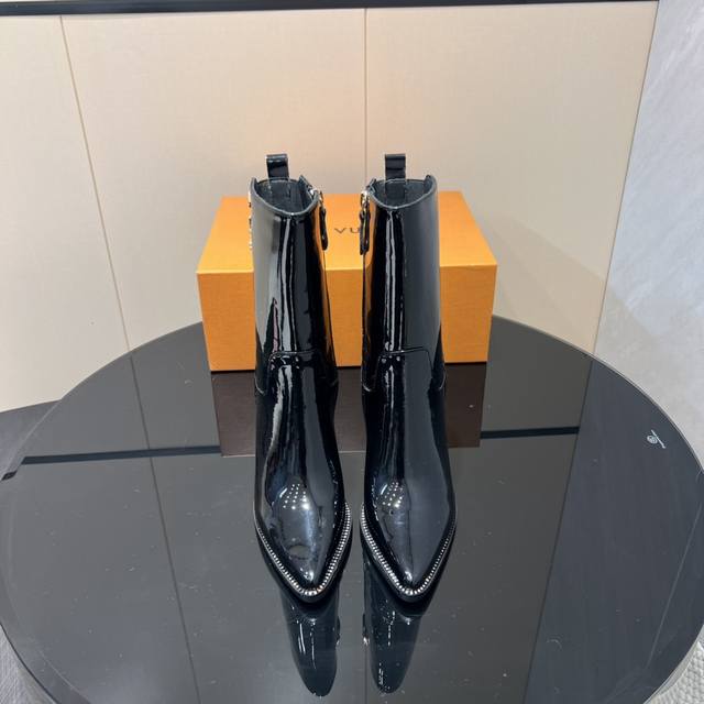 出厂: 独家顶级版本 Lv驴家2025Vs早秋新款时装靴系列 尖头拉链高跟短靴 Silhouette 踝靴在本季以超柔软小牛皮重新演绎 系在领口上的条带赋予其极
