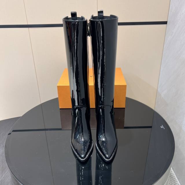 出厂: 独家顶级版本 Lv驴家2025Vs早秋新款时装靴系列 尖头拉链高跟长靴 Silhouette 踝靴在本季以超柔软小牛皮重新演绎 系在领口上的条带赋予其极