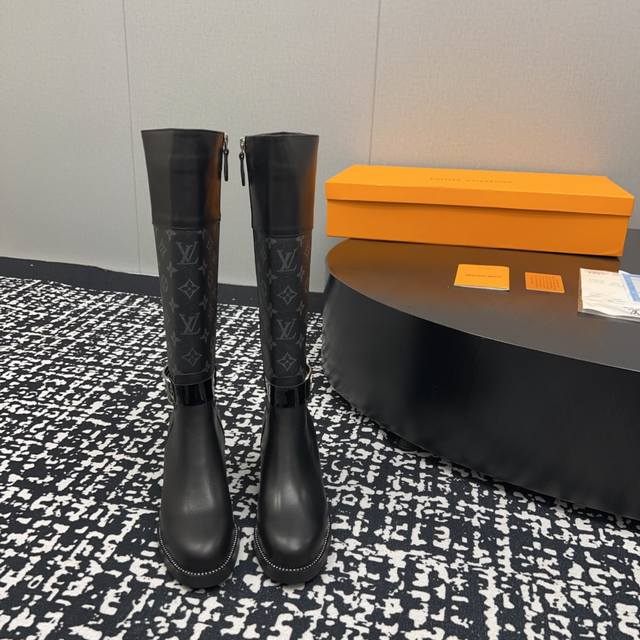 出厂: 独家顶级版本 Lv2025Vs秋冬新款时装靴系列 尖圆头粗跟长靴 Silhouette 踝靴在本季以超柔软小牛皮重新演绎 系在领口上的条带赋予其极具女人