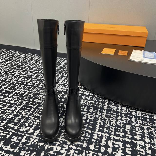 出厂: 独家顶级版本 Lv2025Vs秋冬新款时装靴系列 尖圆头粗跟长靴 Silhouette 踝靴在本季以超柔软小牛皮重新演绎 系在领口上的条带赋予其极具女人