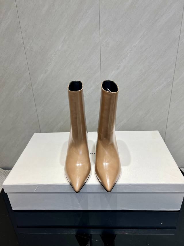 出厂: 独家顶级版本 By Fa*R 2025Vs秋季新款时装靴系列 尖头一脚蹬短靴 这几年也是特别火的尖头设计 ，羊皮内里，油牛皮工艺，视觉上拉长你的腿型，穿