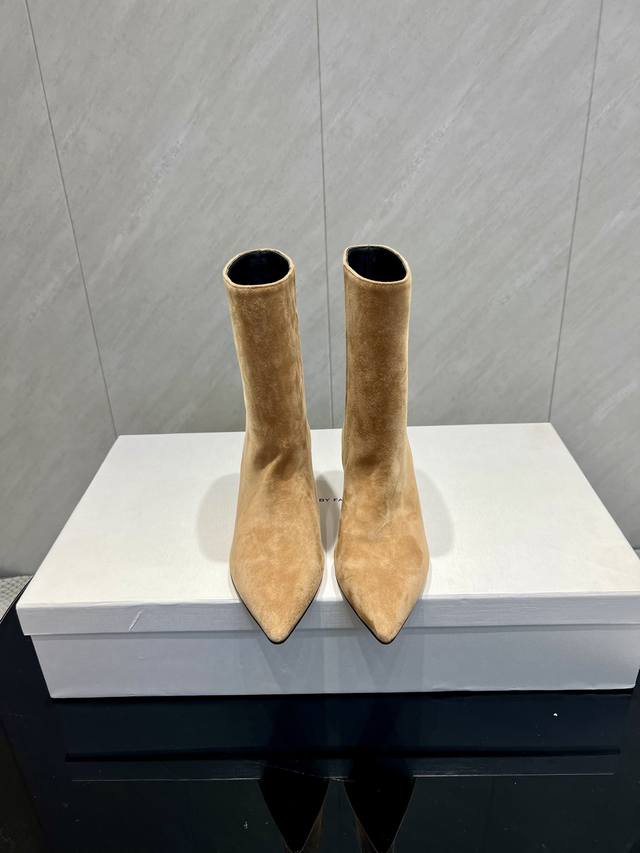 出厂: 独家顶级版本 By Fa*R 2025Vs秋季新款时装靴系列 尖头一脚蹬短靴 这几年也是特别火的尖头设计 ，羊皮内里，油牛皮工艺，视觉上拉长你的腿型，穿