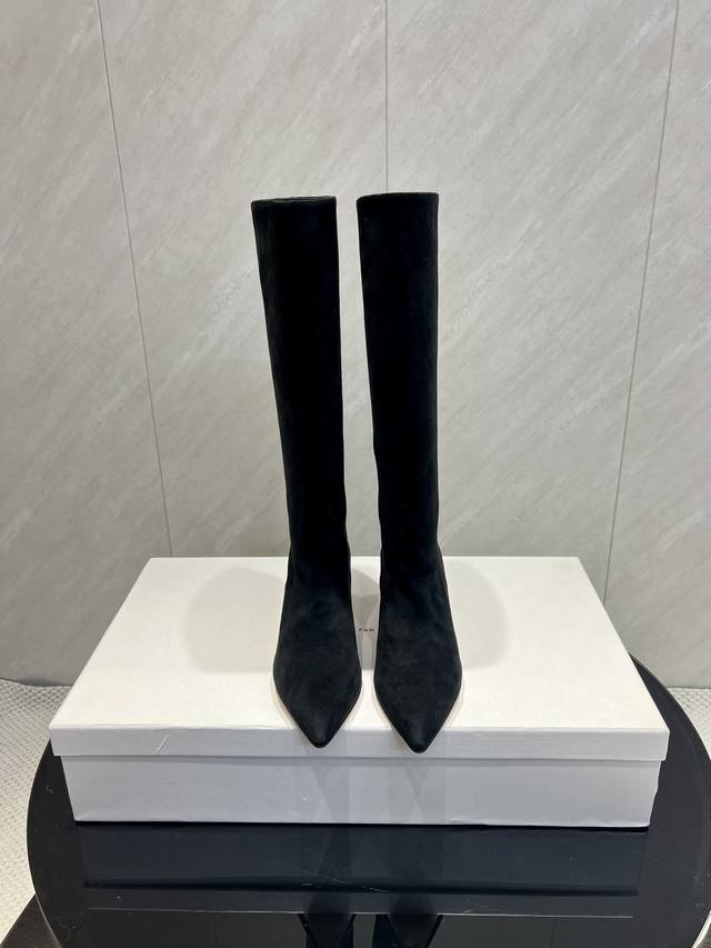 出厂: 独家顶级版本 By Fa*R 2025Vs秋季新款时装靴系列 尖头一脚蹬高靴 这几年也是特别火的尖头设计 ，羊皮内里，油牛皮工艺，视觉上拉长你的腿型，穿