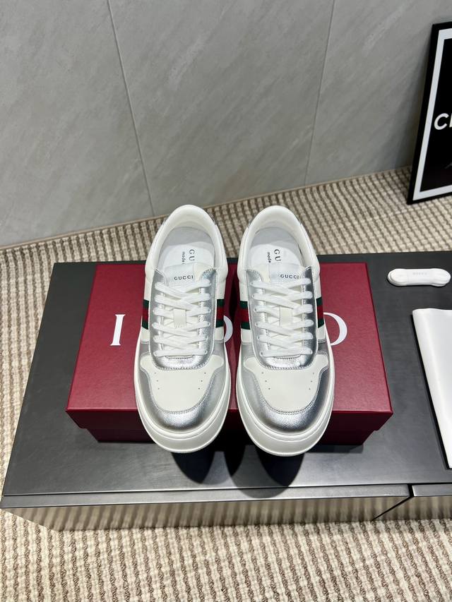 出厂:情侣 独家顶级版本 G家25Vs最新火爆情侣爆款厚底小白鞋系列 情侣厚底休闲小白鞋 原版拆分完美复刻，各种经典时尚碰撞，复古情怀，十分高雅，超级百搭，轻盈