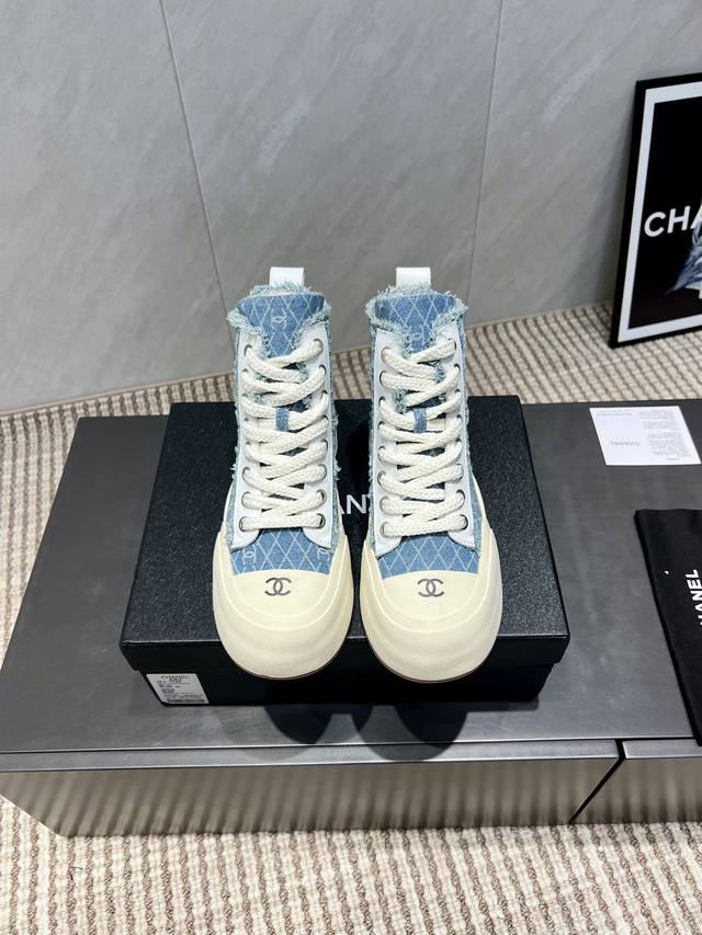 出厂: 独家顶级版本 小香C家2025Vs早秋火爆休闲短靴系列 圆头厚底休闲短靴 仙女款，最新的拼色绝了，无法抗拒，最新饼干鞋目前超级流行的彩色休闲鞋，网红明星