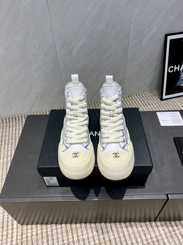 出厂: 独家顶级版本 小香C家2025Vs早秋火爆休闲短靴系列 圆头厚底休闲短靴 仙女款，最新的拼色绝了，无法抗拒，最新饼干鞋目前超级流行的彩色休闲鞋，网红明星