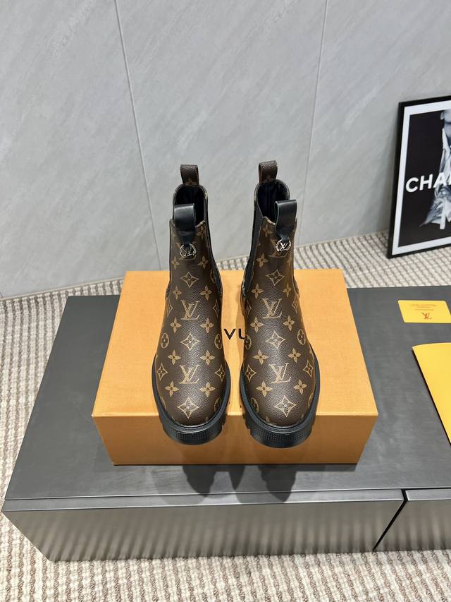 出厂: 独家顶级版本 L*V驴家2025Vs早秋最新爆款靴子系列 圆头松紧短靴 重工打造，法国代购原版回来，历经数月全部私模打造，确保所有用料、材质、制作工艺与