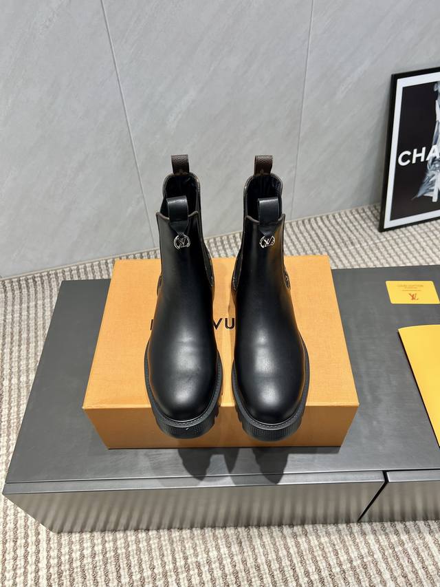 出厂: 独家顶级版本 L*V驴家2025Vs早秋最新爆款靴子系列 圆头松紧短靴 重工打造，法国代购原版回来，历经数月全部私模打造，确保所有用料、材质、制作工艺与