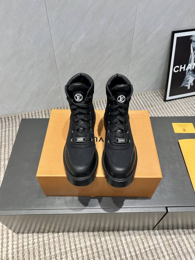 出厂: 独家顶级版本 L*V驴家2025Vs早秋最新爆款靴子系列 圆头电绣短靴 重工打造，法国代购原版回来，历经数月全部私模打造，确保所有用料、材质、制作工艺与