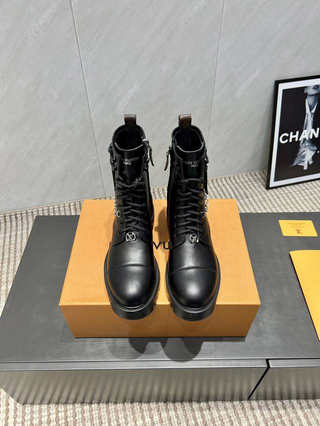 出厂: 独家顶级版本 L*V驴家2025Vs早秋最新爆款靴子系列 圆头链条短靴 重工打造，法国代购原版回来，历经数月全部私模打造，确保所有用料、材质、制作工艺与