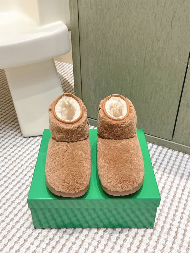 代购级 Bottega Veneta 葆蝶家秋冬新款圆头雪地靴 最新款圆头雪地靴！Bv出品真的是简单实用！非常厚实的毛里以及鞋面材料，鞋面是牛反绒的厚实防风！内