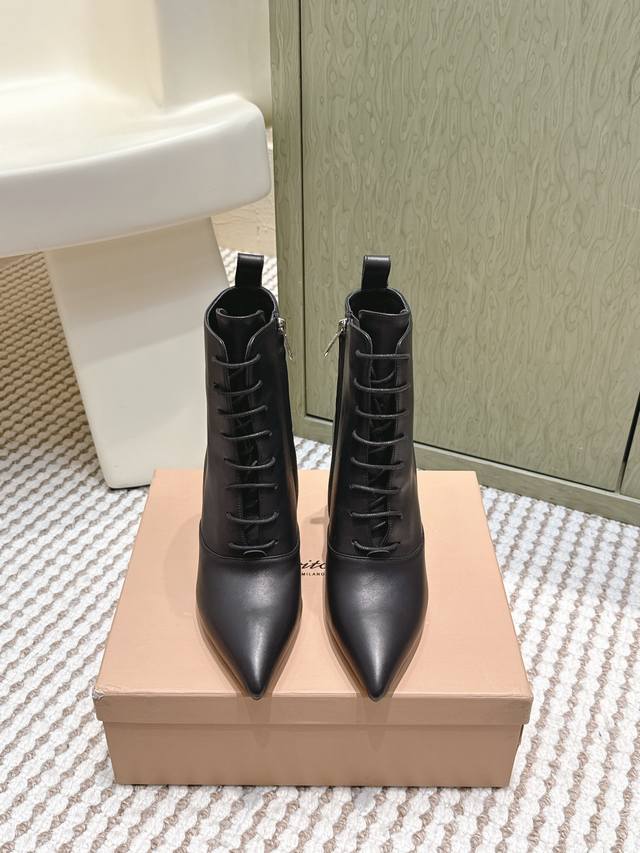 代购级 Gianvito Rossi 25 秋冬走秀新款短靴！ 今年最值得入手的靴子 没有之一！超多网红明星上脚 今年秋冬确实泰酷辣 秋冬限定款 专柜非常难买