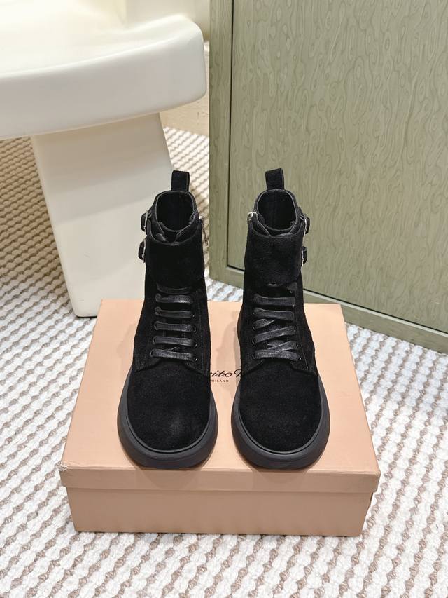 代购级 Gianvito Rossi 25 秋冬走秀新款短靴！ 今年最值得入手的靴子 没有之一！超多网红明星上脚 今年秋冬确实泰酷辣 秋冬限定款 专柜非常难买