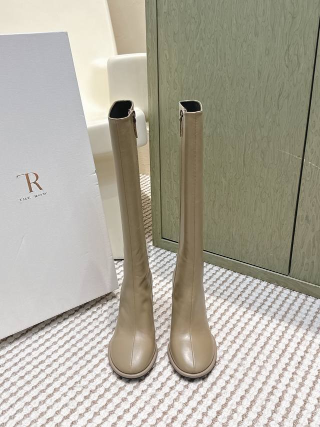 代购级 The Row 秋冬新款粗跟小圆头长靴 The Row在打造高级感这点从来就没输过 一双简约干练、低调时髦的靴子 没有鲜艳的色彩和繁杂的设计 仅凭6Cm