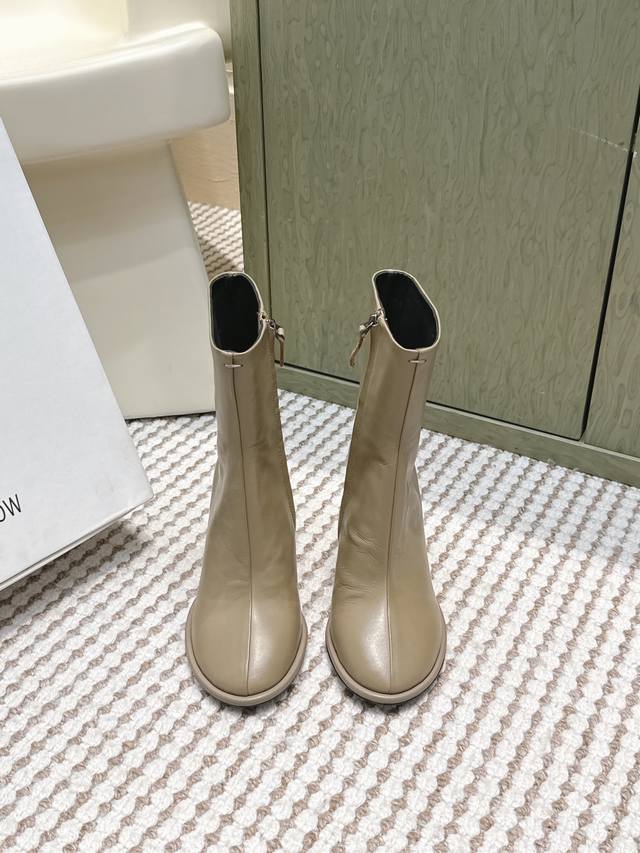 代购级 The Row 秋冬新款粗跟小圆头短靴 The Row在打造高级感这点从来就没输过 一双简约干练、低调时髦的靴子 没有鲜艳的色彩和繁杂的设计 仅凭6Cm