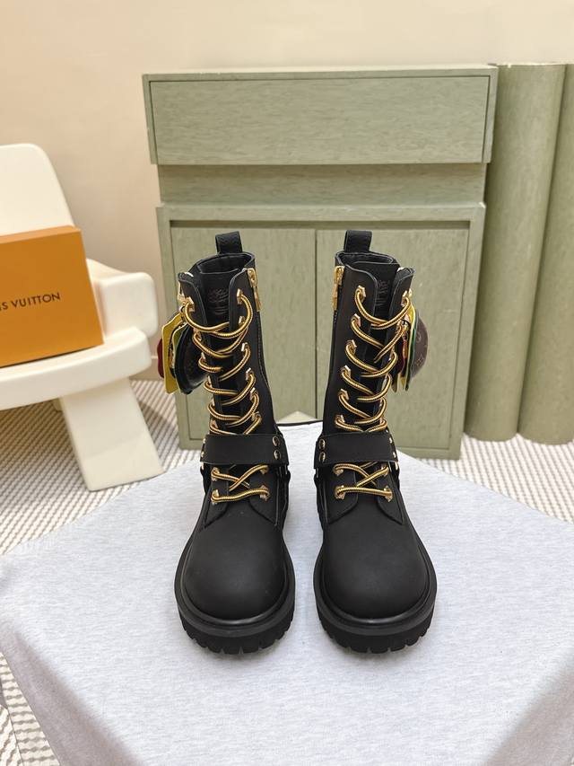 代购级 男＋10 装饰包包220｜D0061Louis Vuiteeon 路易威登系带 最新款路易威登联名新款马丁靴 这款松糕厚底系列今年非常爆，穿上**效果，