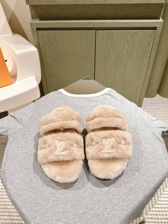 顶级品质 224 Louis Vuitton Ss24 New Arrival～ L家 秋冬｜平底羊毛拖鞋新品 超舒适的Lv双带毛拖 简约随性 时髦有范， 慵懒