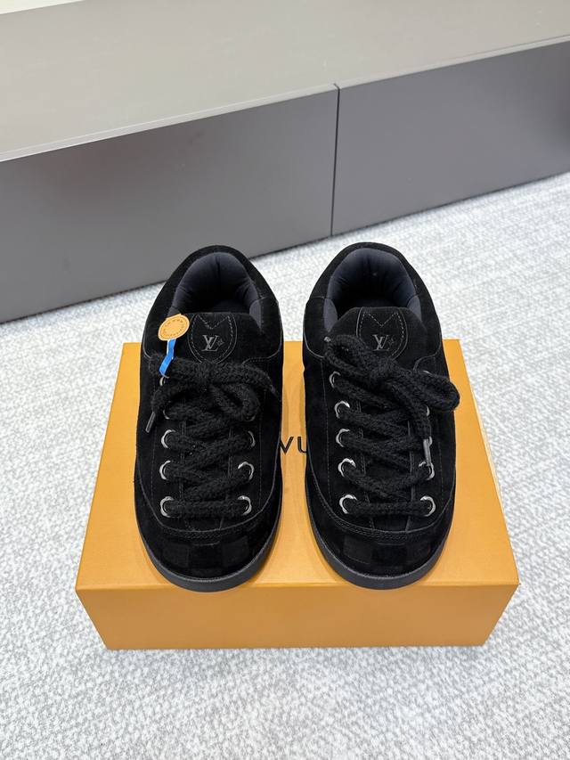 代购级别 男+10 Lv｜路易威登2025S 莞产 Lv Yeti 胖丁 丑萌便鞋 以绒面牛皮革为基底，局部压印Nigo重绎的Lv Damier图案，巧妙呼应中