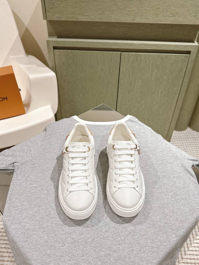 减龄百搭帆布高帮&低帮运动鞋！ 本款Lv Squad 运动鞋以 Monogram 牛仔布展露夏日清新。加厚凸纹橡胶外底不失轻盈，双鞋带、漆光孔眼和鞋舌的 Lv