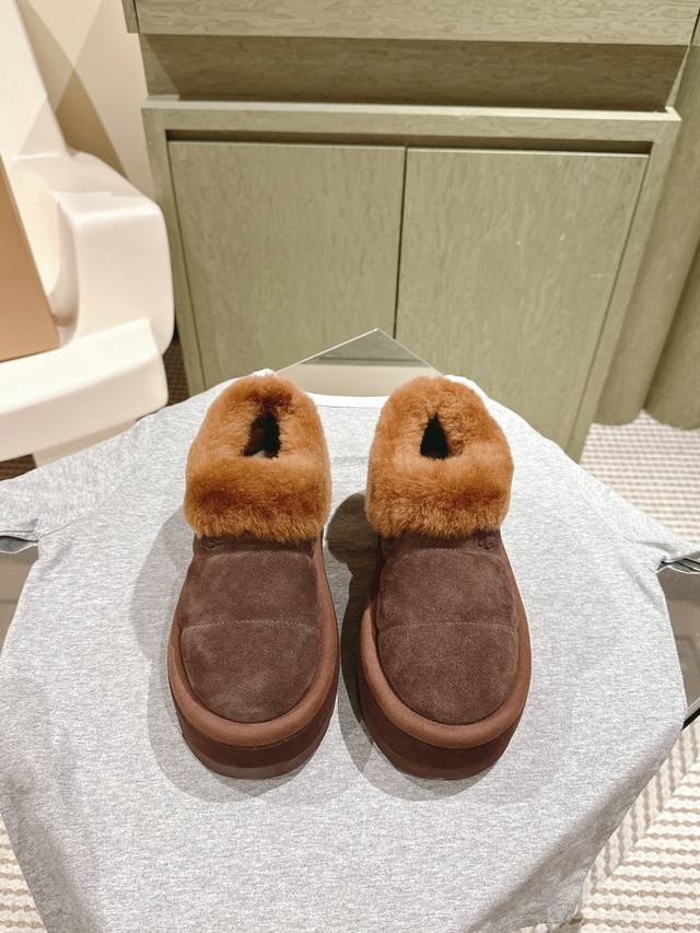 Ugg 224 秋冬新品多巴胺雪地靴防泼水靴，奶呼呼的炒鸡惹人爱呀人手必备单品，搭配系数也是百分百 独特的胶筒设计 上脚巨好看，防水又耐脏 特别显腿细 时尚感十