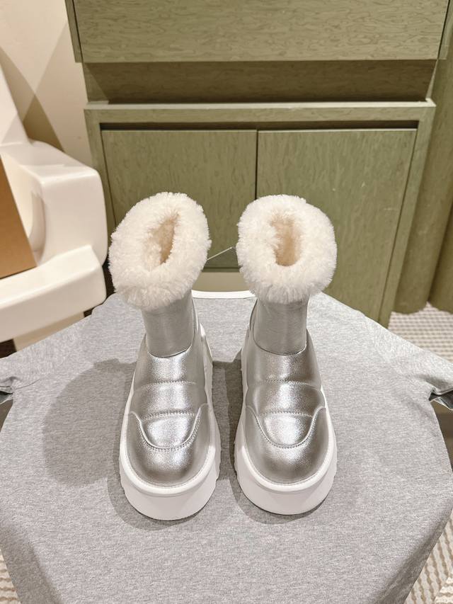 Ugg 224 秋冬新品多巴胺雪地靴防泼水靴，奶呼呼的炒鸡惹人爱呀 季人手必备单品，搭配系数也是百分百 独特的胶筒设计 上脚巨好看，防水又耐脏 特别显腿细 时尚