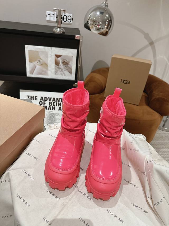 Ugg 23秋冬新品多巴胺雪地靴防泼水靴，奶呼呼的炒鸡惹人爱呀 季人手必备单品，搭配系数也是百分百 独特的胶筒设计 上脚巨好看，防水又耐脏 特别显腿细 时尚感十