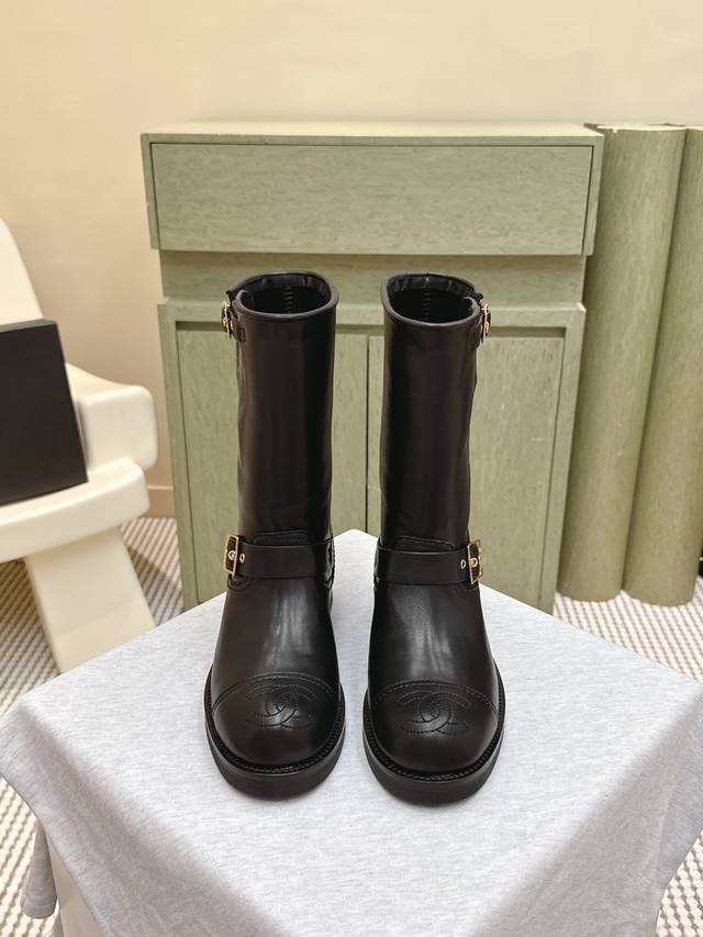 代购级 ｜D0179Chanel 香奈儿25S秋冬小香 一脚蹬骑士短靴高靴！复古风马丁靴 独特的西部靴筒设计 流畅的曲线，不规则的边缘如同旷野中的自由线条！带着