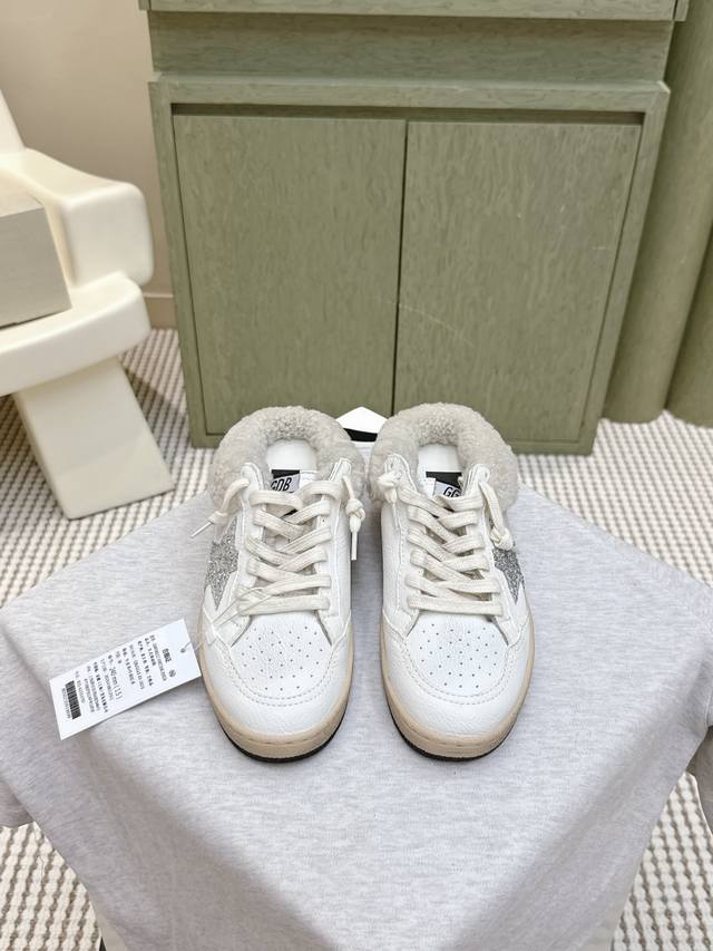 代购级 ｜D027Ggdb 脏脏鞋毛鞋 Ootd 可爱的真羊羔毛 这几天被Ggdb Ballstar系列羊毛小脏鞋种草了，赶紧来分享给你们 狠狠爱了，隐形增高拒