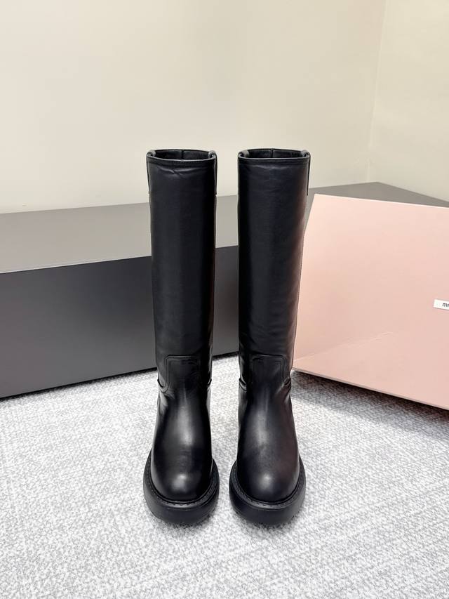 代购级别 Miumiu｜谬谬2025S秋冬新款高筒靴骑士靴 16寸Miumiu 厚底圆头靴长靴 怎么穿都好看 秋冬新款时髦精最爱 看起来不怎么舒服 上脚超级舒服