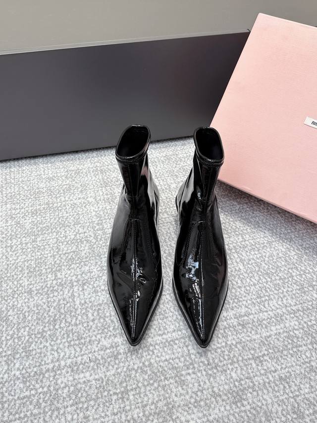 代购级 Miu Mi* 25秋冬新款走秀时尚女装靴 太棒了！这块还是得我们！全网对版 最快 最新的来啦！今年秋冬火爆了的！接下来就是妥妥断货节奏！升级了后的擦色