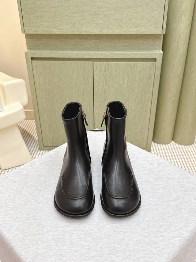 代购级 ｜D0118The Row中筒靴，极简高级平底靴，麂皮皮超级柔软 爱不释手，独特风格，一眼爱上，Row就是永远这么受欢迎。 鞋面：进口麂皮 原版一比一复