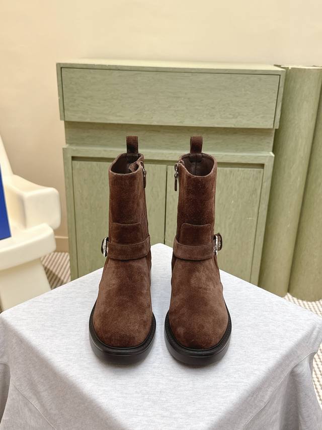 代购级牛反绒 小牛皮 ｜D0751Stuartweitzman Fw 25New Arrival～杨紫大姐姐同款搭扣机车靴 Sw新款厚底马丁靴百搭实穿，可盐可甜