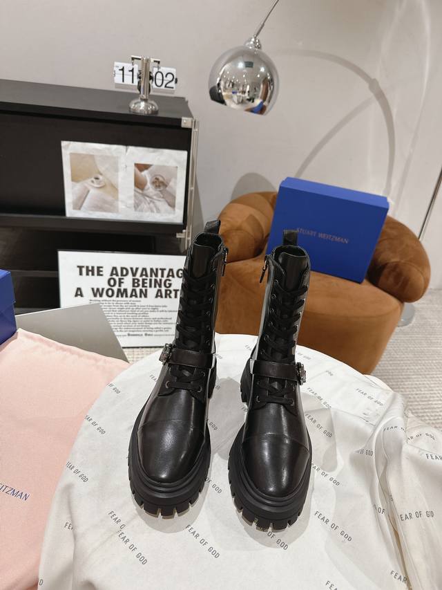 莞产 Stuart Weitzman Soho及膝靴加入抢眼的Soho沟纹鞋底 为经典及膝靴增添一抹现代的都市风范。60毫米的沟纹鞋底符合当下的时尚潮流，同时又