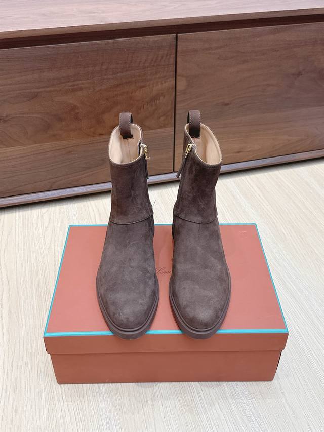 代购级 Loro pian*25S春夏新款 极简复古侧拉链平底短靴 非常极简复古的款式，鞋面整体就是哑光牛皮面的简单制作，只有纯粹的牛皮质感，唯有靴筒上多了圆环
