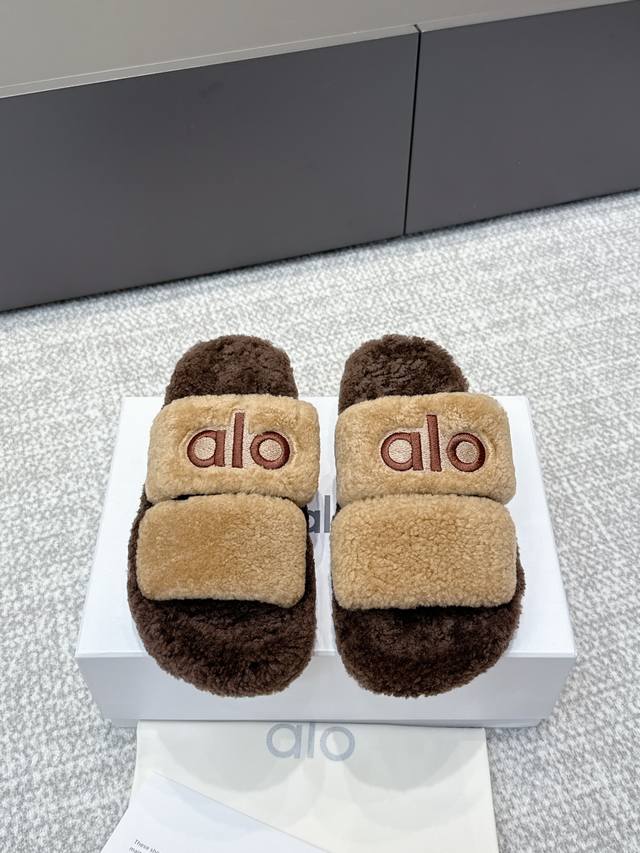 代购级别 Alo｜2025S秋冬新款厚底双带露趾羊毛拖鞋 超柔软超温暖的厚底羊羔毛拖鞋来喽，秋冬季抢先预热，厚实细腻的羊羔毛隐藏了小厚底！让上脚增高变得更神秘～