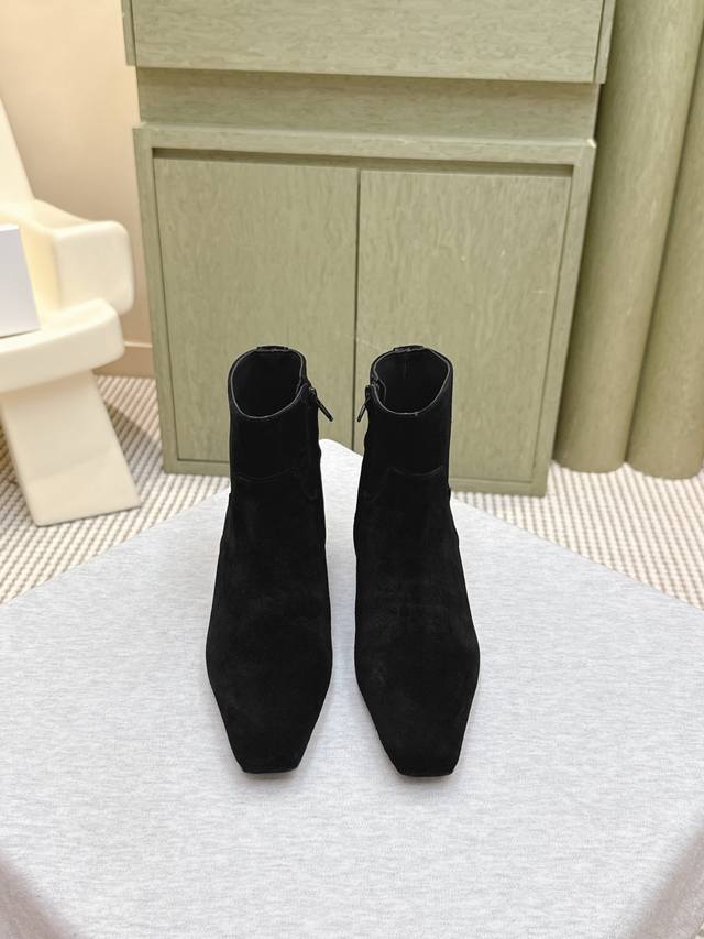 代购级 ｜D0041Khaite 25Ss 秋冬新款绝美神靴 又A又飒不一定斩男，但一定斩女 鞋型纤细又时髦，微微的堆积感超显腿细 女神的百搭瘦腿靴，轻松穿出时