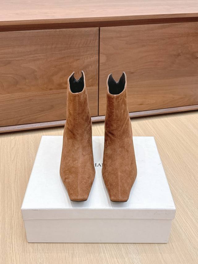 代购级 Khaite 24Ss秋冬新品平跟小方头裸靴侧拉链短靴！ 时髦极小简方头搭配平跟的设计 潇洒百搭而且脚感很稳 而且在搭配上不用多做思考 连衣裙和小短裙都