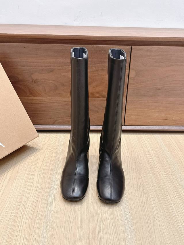 代购级 Khaite 25Ss 秋冬尖头 内增高 长靴 前卫、锋利和无畏的设计，让Khaite近年响亮时尚界。 2016年由设计师Catherine Holst