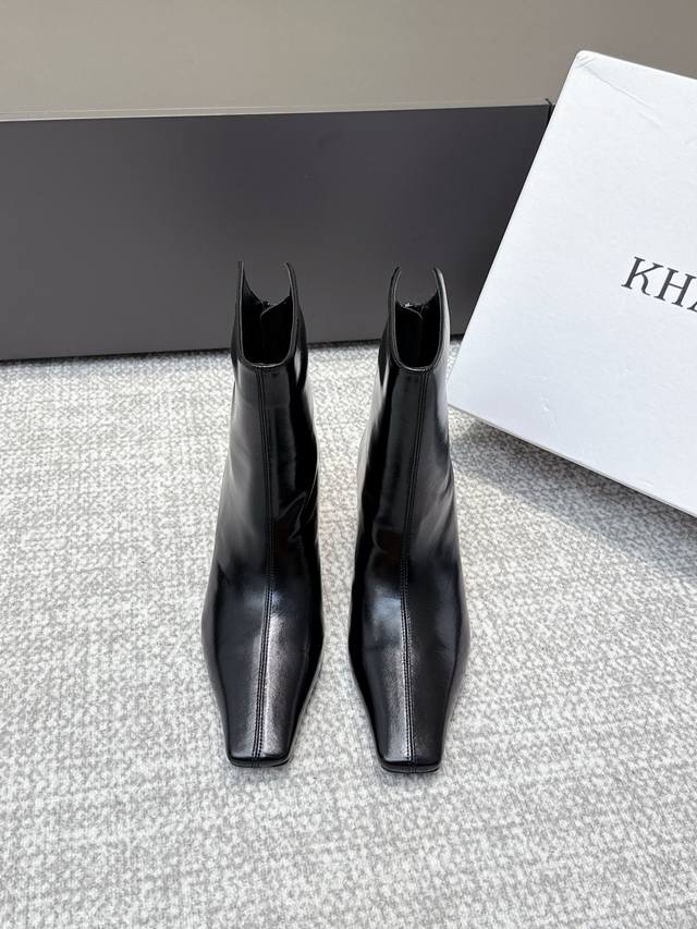 代购级 Khaite 25Ss 秋冬新款绝美神靴 又A又飒不一定斩男，但一定斩女 鞋型纤细又时髦，微微的堆积感超显腿细 女神的百搭瘦腿靴，轻松穿出时尚大长腿 鞋